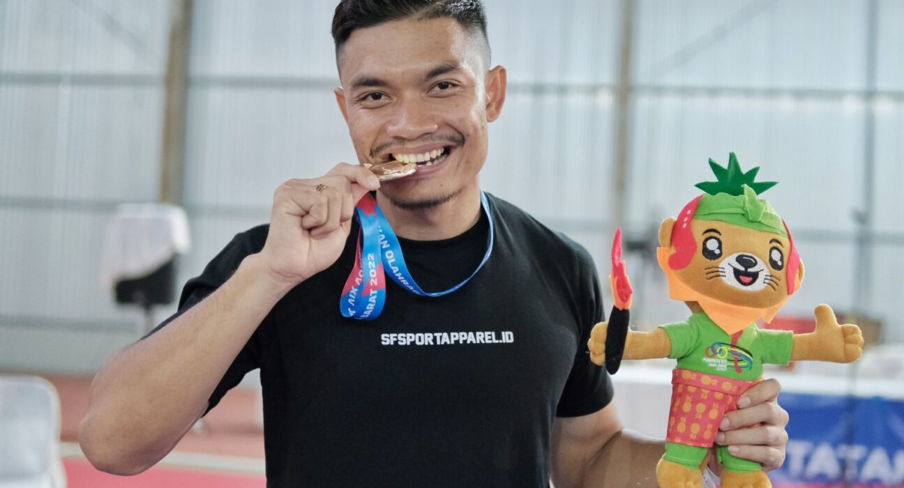 Atlet Karate Kabupaten Bandung Sandy Firmansyah Memegang Medali Emas