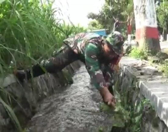 Babinsa Koramil Srengat Ajak Warga Gotong Royong