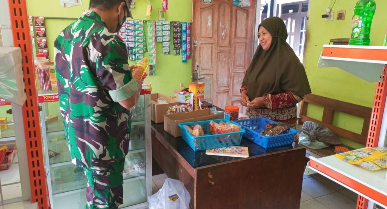 Babinsa Pos Dampingi Pembagian BLT DD