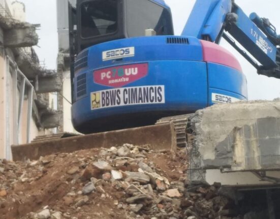 Pembongkaran Gedung Diduga Bekas