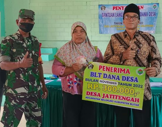 Pastikan Tepat Sasaran, Babinsa Pos Selopuro Dampingi Kegiatan Penyaluran BLT DD Warga Binaannya