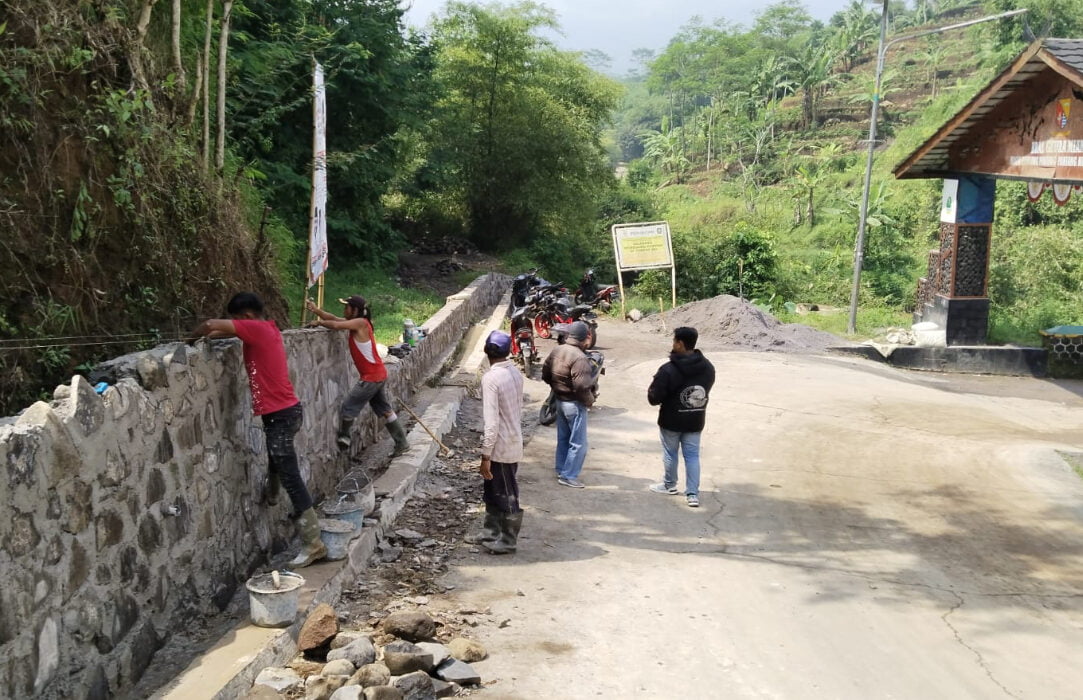 Tidak Usah Memakai Papan Proyek Terkait Renovasi Puskesos Dan TPT, Menurut Kepala Desa Nagrak