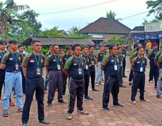 Menanamkan Kedisiplinan Kepada Anggota Banser, Anggota Koramil Binangun Latih PBB