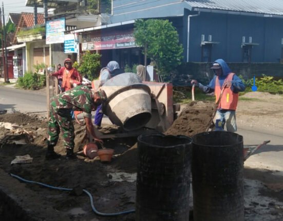 Selalu Hadir di Tengah-Tengah Masyarakat, Babinsa Pos Selopuro Bantu Kesulitan Warga di Wilayah Binaannya
