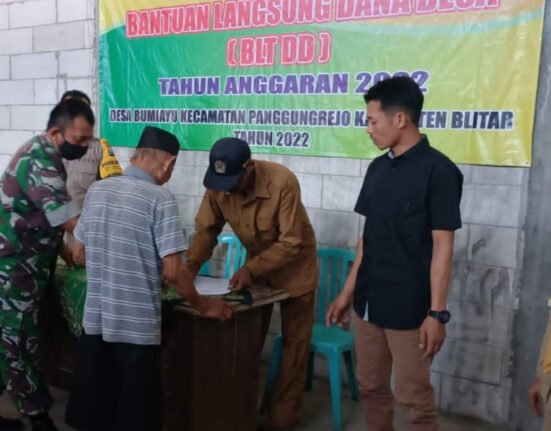 Babinsa Koramil Panggungrejo, Dampingi Penyaluran BLT DD Warga Binaannya, Pastikan Bantuan Tepat Sasaran