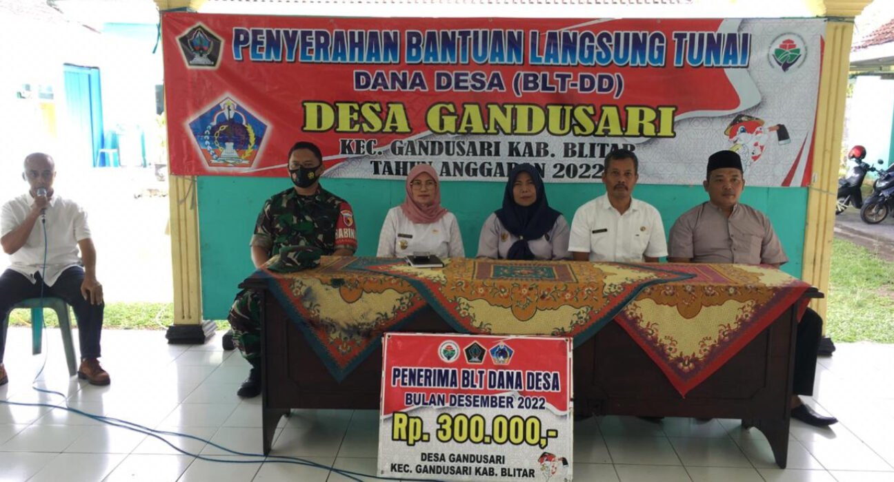 Selalu Hadir Di Tengah Masyarakat, Babinsa Gandusari Dampingi Kegiatan Penyaluran BLT DD Kepada Warga Binaannya