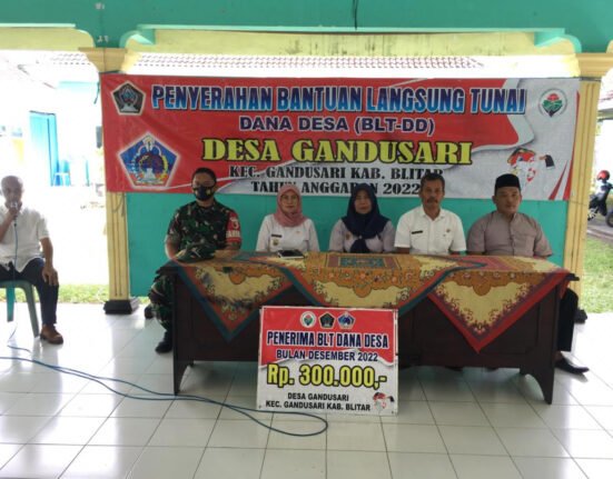 Selalu Hadir Di Tengah Masyarakat, Babinsa Gandusari Dampingi Kegiatan Penyaluran BLT DD Kepada Warga Binaannya
