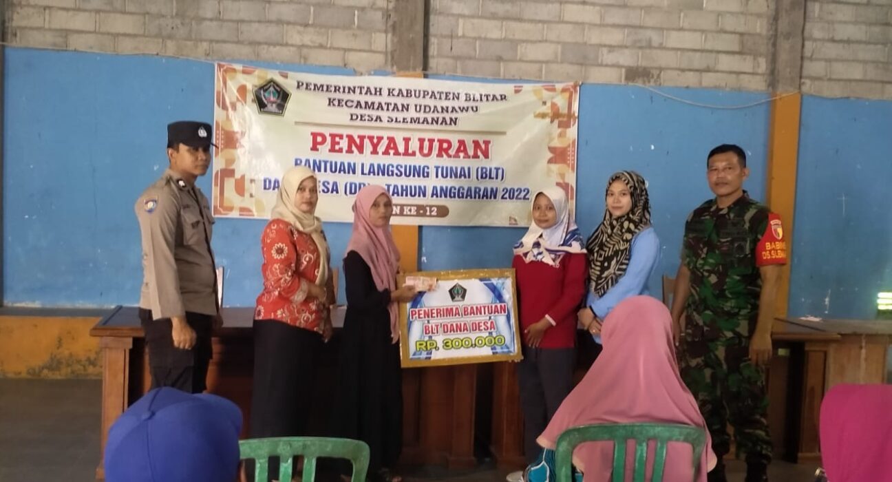 Babinsa Koramil Udanawu Dampingi Penyaluran BLT DD