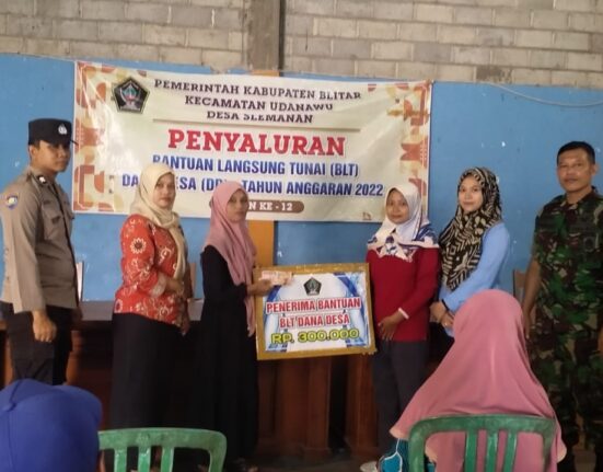 Babinsa Koramil Udanawu Dampingi Penyaluran BLT DD