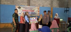 Babinsa Koramil Udanawu Dampingi Penyaluran BLT DD