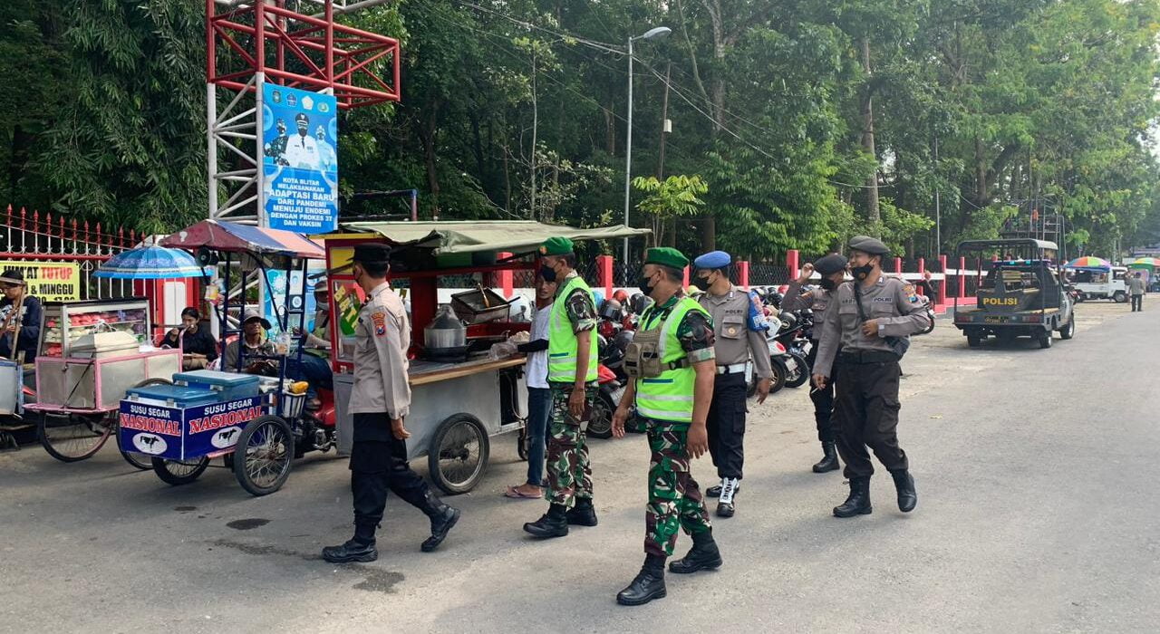 Menciptakan Situasi Aman dan Kondusif, Anggota Kodim 0808/Blitar Gelar Patroli Gabungan