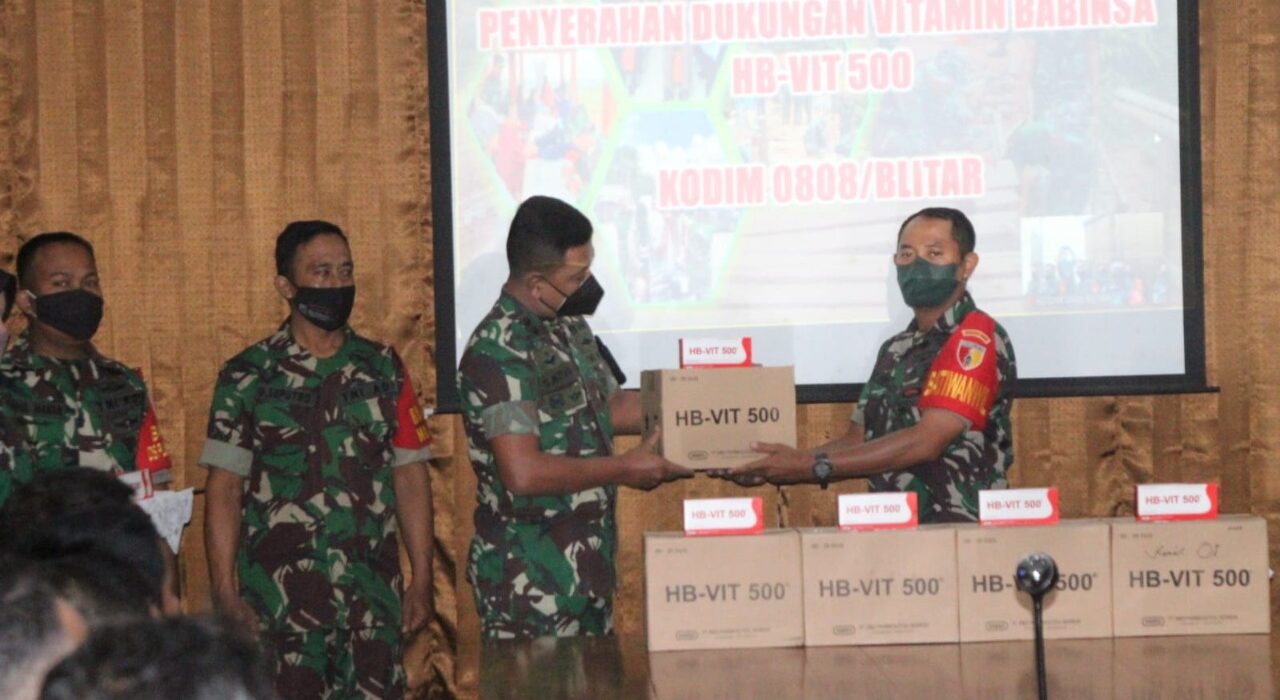 Dandim 0808/Blitar Serahkan Secara Simbolis Vitamin Babinsa HB-VIT 500 Dukungan Dari Kasad