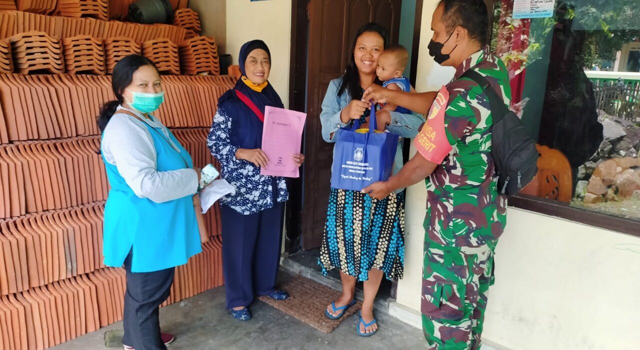 Anggota Koramil Sananwetan Dampingi Pendistribusian Bantuan Kepada Balita Stunting, Ibu Hamil KEK dan Balita Berisiko Stunting di Wilayah Binaan