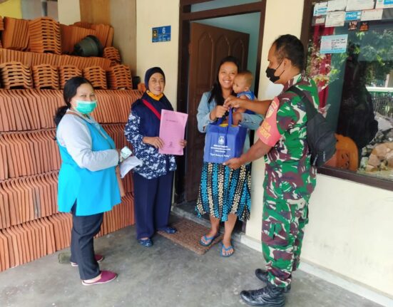 Anggota Koramil Sananwetan Dampingi Pendistribusian Bantuan Kepada Balita Stunting, Ibu Hamil KEK dan Balita Berisiko Stunting di Wilayah Binaan