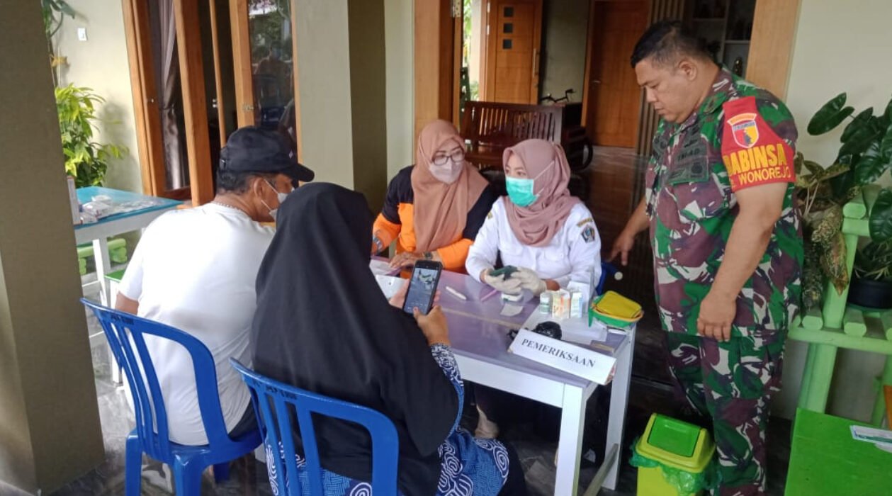 Peduli Kesehatan, Babinsa Koramil Talun Dampingi Tenaga Medis Cek Kondisi Kesehatan Warga Di Wilayah Binaan