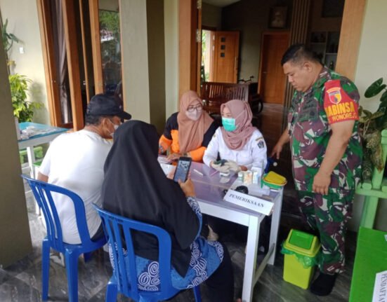 Peduli Kesehatan, Babinsa Koramil Talun Dampingi Tenaga Medis Cek Kondisi Kesehatan Warga Di Wilayah Binaan