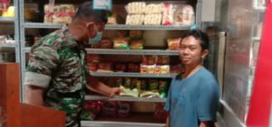 Cek Ketersediaan Stok Dan Harga Sembako, Babinsa Koramil Ponggok Terjun Langsung Ke Lapangan