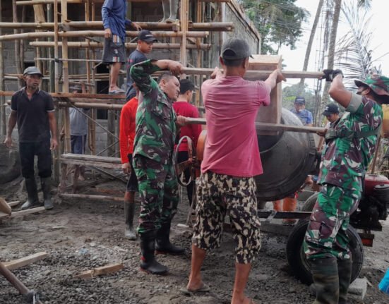 Wujud Kekompakan Dan Kebersamaan Di Wilayah Binaan, Anggota Koramil Gandusari Gelar Kerja Bakti Bersama