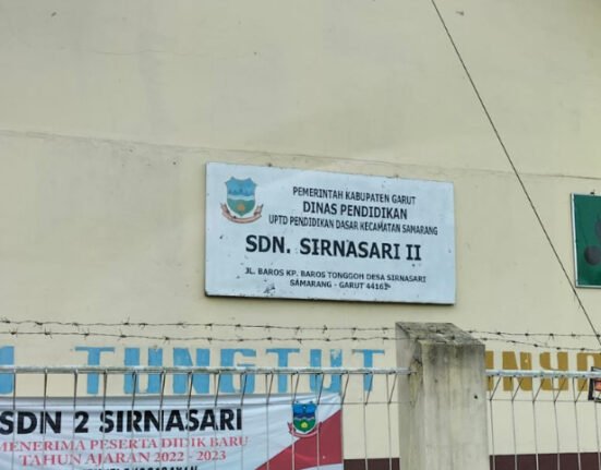 Kabupaten Garut - Seorang Oknum guru kelas Acip Mahyar, S.Pd yang mengajar selama 23 tahun kurang lebih di SDN 2 SIRNASARI Kp. Pasirgaru RT01 RW01 Desa Garumukti Kecamatan Pamulihan Kabupaten Garut.