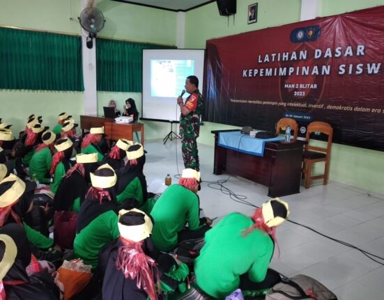 Mewujudkan Generasi Muda Yang Berkualitas, Babinsa Wlingi Berikan Materi Latihan Dasar Kepemimpinan Siswa