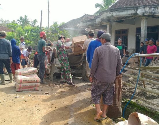Anggota Koramil Wlingi Gelar Kerja Bakti Pembangunan Mushola, Sebagai Wujud Pengabdian Kepada Masyarakat