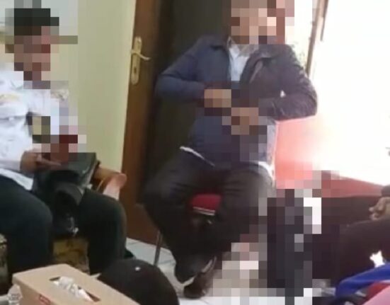 Kepala Sekolah Photo Oknum Wartawan Terkait Penjualan LKS