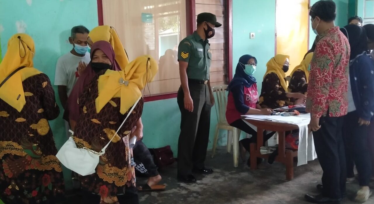 Babinsa Koramil Wlingi Dampingi Warga Binaannya Untuk Dukung Vaksinasi Covid 19