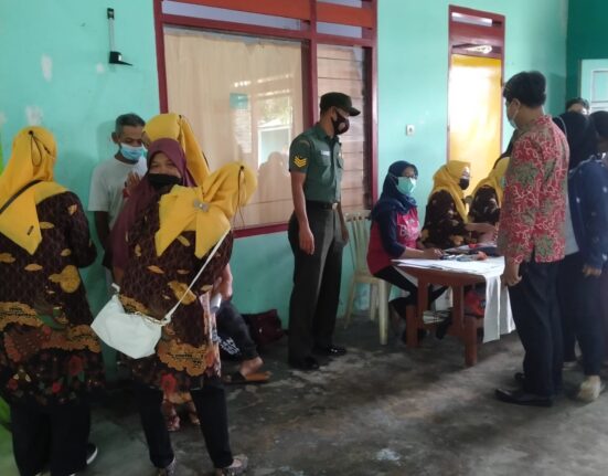 Babinsa Koramil Wlingi Dampingi Warga Binaannya Untuk Dukung Vaksinasi Covid 19