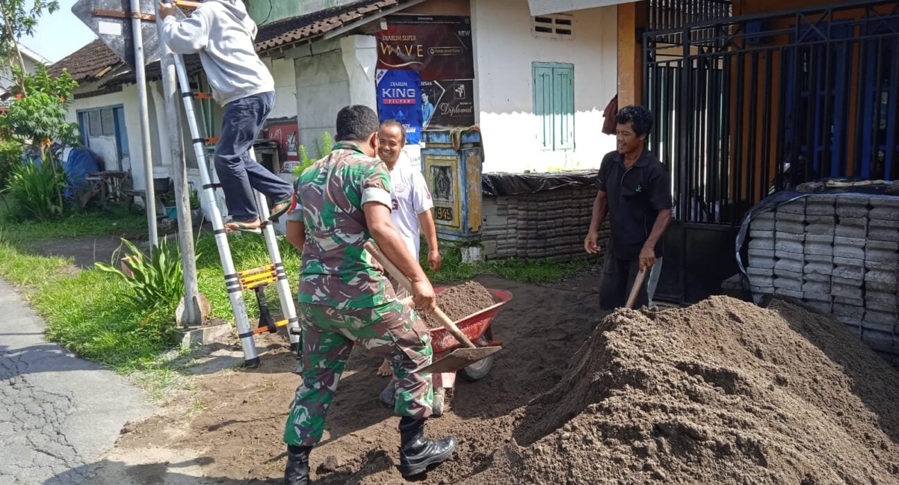 Babinsa Koramil Garum, Bantu Atasi Kesulitan Warga Masyarakat Di Wilayah Binaannya