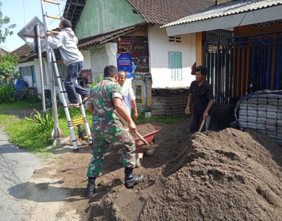 Babinsa Koramil Garum, Bantu Atasi Kesulitan Warga Masyarakat Di Wilayah Binaannya