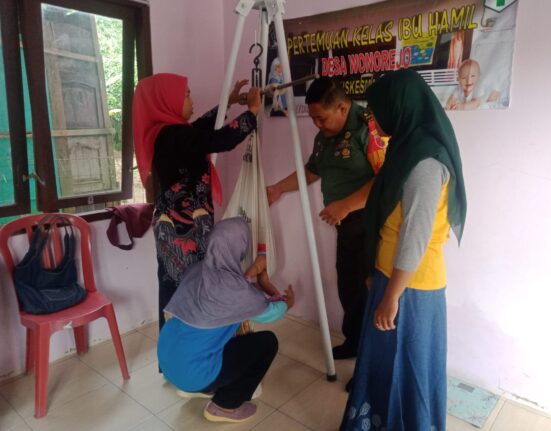 Babinsa Koramil 0808/16 Talun Dampingi Kegiatan Posyandu, Peduli Kesehatan Anak Di Wilayah Binaan