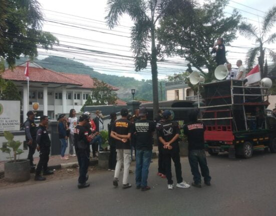 Ormas Mangga Garuda Putih kembali Gelar Demo Di Depan Pengadilan Baleendah Kab Bandung