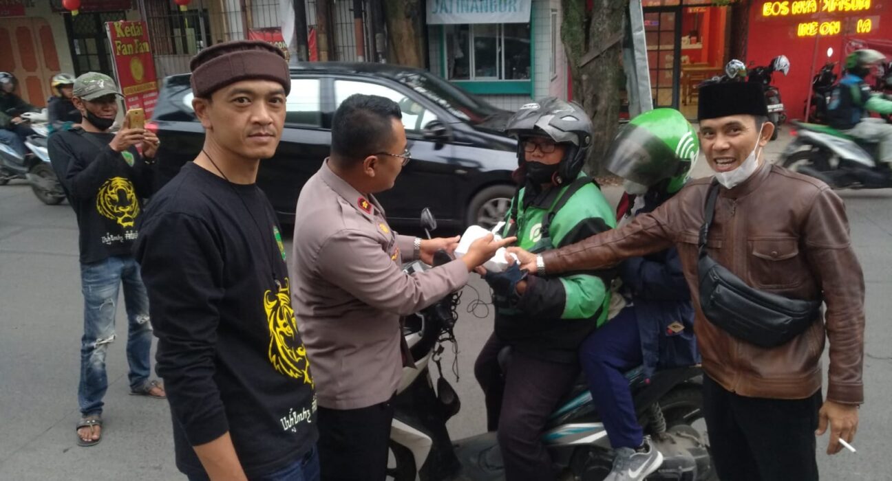 Paguyuban Patriot Siliwangi Sejati Membagikan Sedekah Nasi Bungkus ( SENASIB ) Bersama Polsek Margahayu