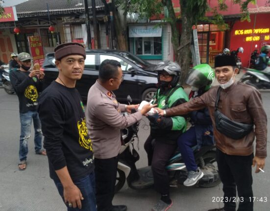 Paguyuban Patriot Siliwangi Sejati Membagikan Sedekah Nasi Bungkus ( SENASIB ) Bersama Polsek Margahayu
