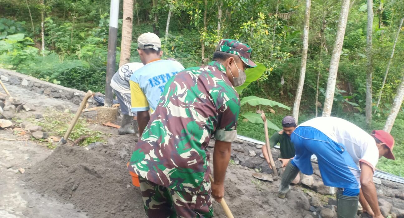 Wujud Kekompakan Dan Kebersamaan Di Wilayah, Babinsa Koramil Doko Gelar Gotong Royong Bersama