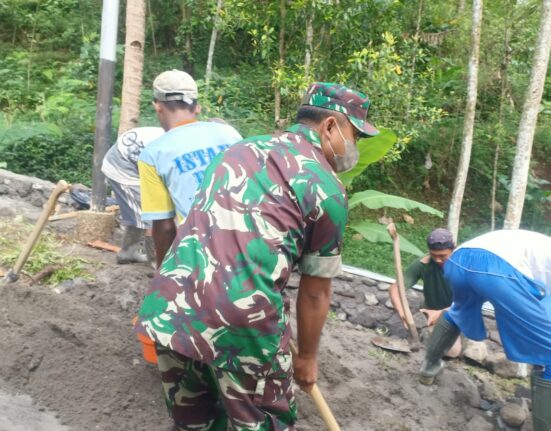 Wujud Kekompakan Dan Kebersamaan Di Wilayah, Babinsa Koramil Doko Gelar Gotong Royong Bersama