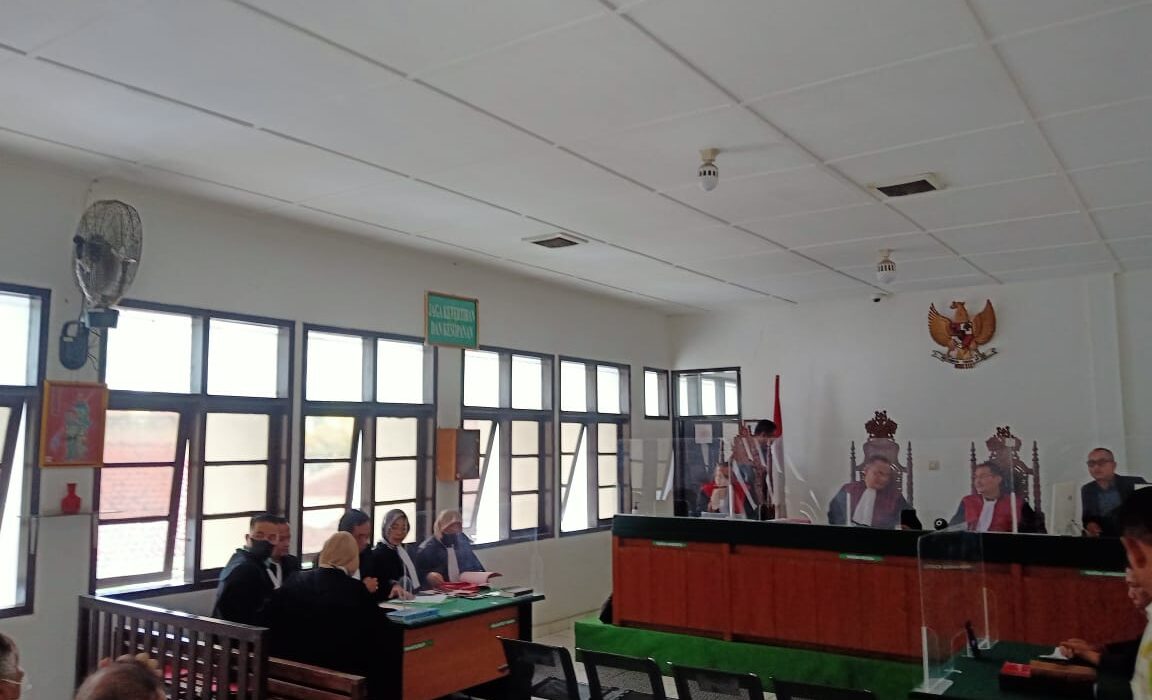 PEMBACAAN SURAT TUNTUTAN ATAS NAMA TERDAKWA HENDRI HERNANDO BIN IR. B. SUTIKNO HARTONO