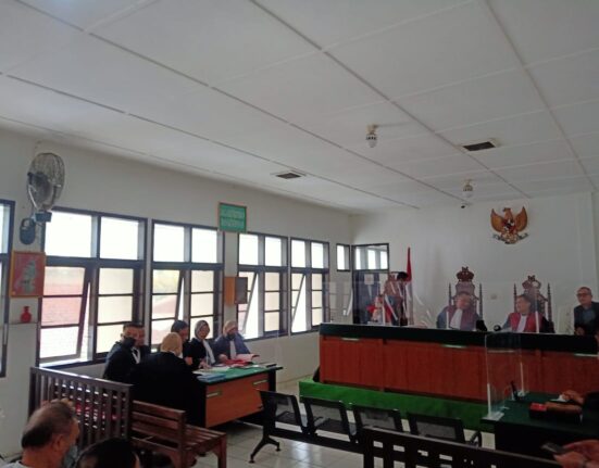 PEMBACAAN SURAT TUNTUTAN ATAS NAMA TERDAKWA HENDRI HERNANDO BIN IR. B. SUTIKNO HARTONO