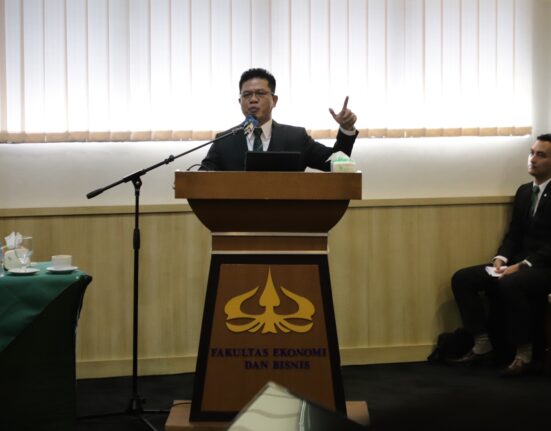 H M. Dadang Supriatna Menjalani Prosesi Sidang Terbuka Promosi Doktor