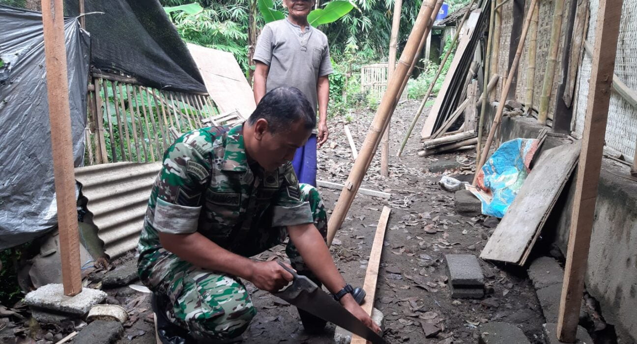 Wujud Kepedulian, Babinsa Pos Selopuro Koramil 0808/12 Wlingi Bantu Warga Membuat Kandang Kambing