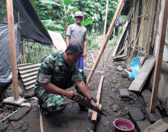 Wujud Kepedulian, Babinsa Pos Selopuro Koramil 0808/12 Wlingi Bantu Warga Membuat Kandang Kambing
