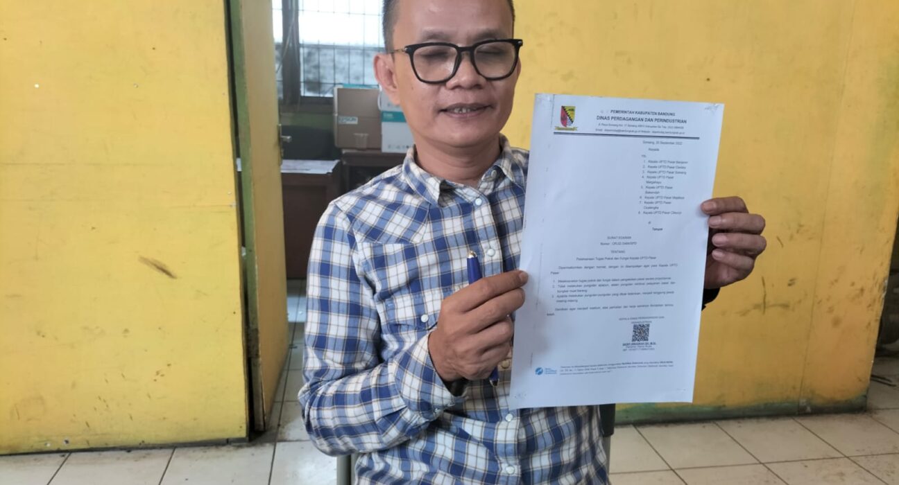 Para Pedagang Pasar Tumpah di Jalan Raya Banjaran Keluhkan Adanya Restribusi Tanpa Karcis