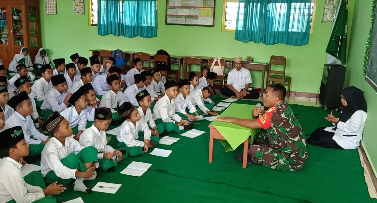 Tanamkan Karakter Kepada Generasi Muda, Anggota Koramil Wonodadi Laksanakan Program Babinsa Masuk Sekolah