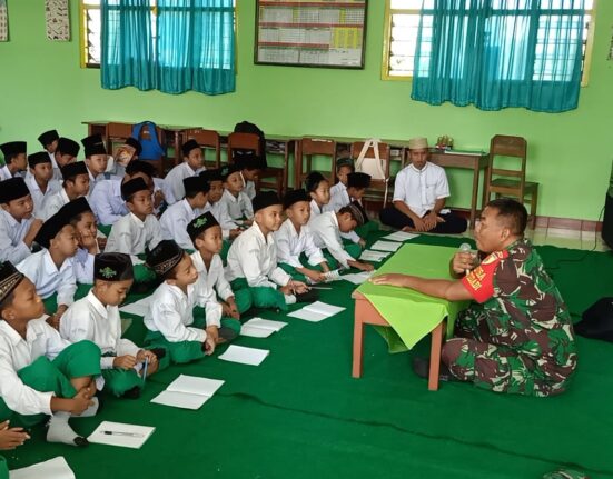 Tanamkan Karakter Kepada Generasi Muda, Anggota Koramil Wonodadi Laksanakan Program Babinsa Masuk Sekolah