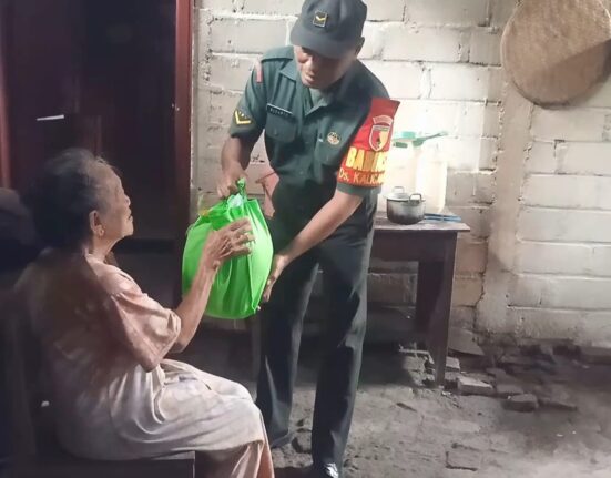 Wujud Kepedulian Anggota Koramil Panggungrejo, Laksanakan Program Babinsa Bantu Warga Kurang Mampu