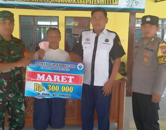 Pastikan Tepat Sasaran, Babinsa Koramil Ponggok Dampingi Penyaluran BLT DD