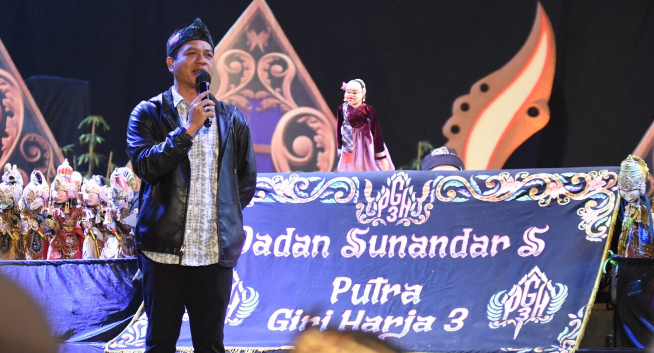 Dalam Acara Gelaran Wayang Golek DS Mensosialisasikan Program Unggulan Percepatan Pengusaha-pengusaha Kecil