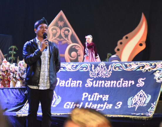 Dalam Acara Gelaran Wayang Golek DS Mensosialisasikan Program Unggulan Percepatan Pengusaha-pengusaha Kecil