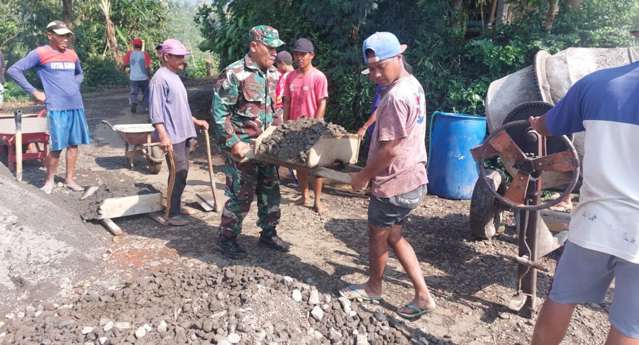 Tingkatkan Semangat Gotong Royong, Anggota Koramil Kesamben Bersama Warga Gelar Kerja Bakti Pengecoran Jalan