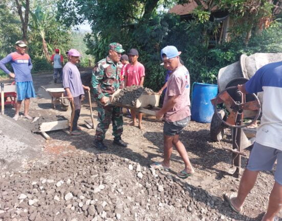 Tingkatkan Semangat Gotong Royong, Anggota Koramil Kesamben Bersama Warga Gelar Kerja Bakti Pengecoran Jalan